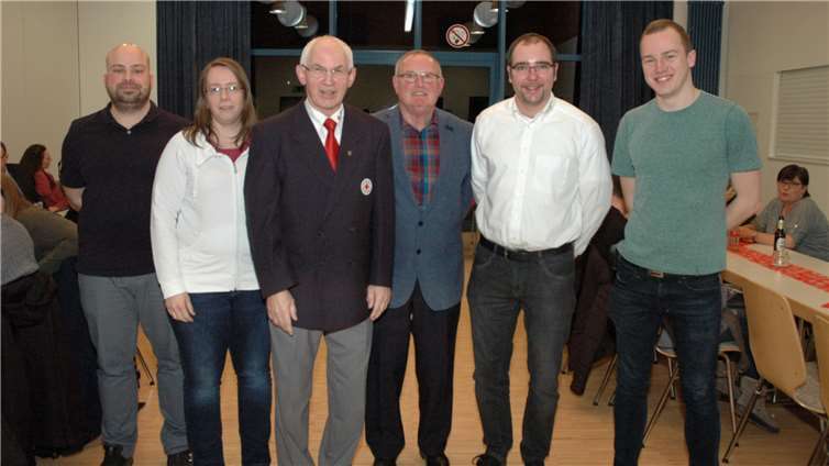 Vorstandswahl, v.li.: Tom Clausnitzer (Beisitzer), Sabine Rekate (Schriftführerin), Hermann-Josef Romes (Vorsitzender), Josef Krebsbach (stellvertretender Vorsitzender), Michael Werner und Marc Münch (Beisitzer), nicht auf dem Foto Renate Schmitt (Schatzmeisterin und Bereitschaftsleiterin) sowie Bereitschaftsarzt Dr. Martin Schiffarth.-UM-