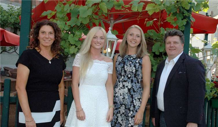 Vorstellung Weinmajestäten v.li. Vorsitzende Gewerbeverein Weinort Altenahr Eva Flügge, Weinprinzessin Johanna Thielen, Weinkönigin Anna Schmidt und Ortsbürgermeister Rüdiger Fuhrmann.