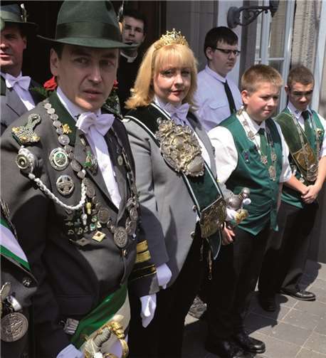 Vorstellung am Coenenpalais: Pistolenkönig Markus Plönissen (v.l.), Schützenkönigin Patricia Plönissen und Schülerprinz Marcel Görg.  HEP