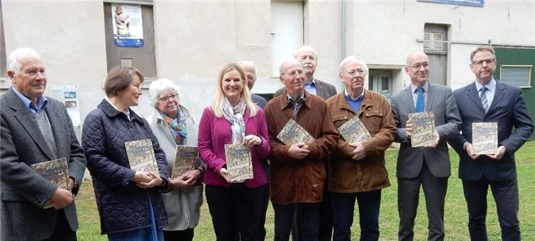 Vorstellung am Mühlenbach in Meckenheim: Kreisarchivdezernent Thomas Wagner (r.), Bürgermeister Bert Spilles (2. v. r.), mit den Herausgebern und Autoren. Rhein-Sieg-Kreis