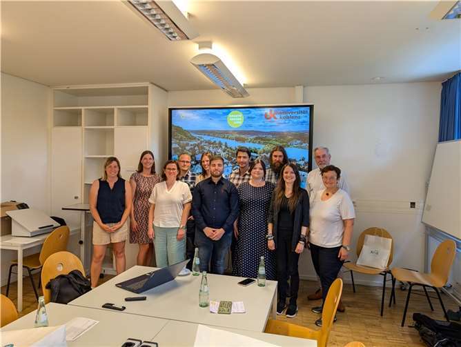 Vorstellung der Ergebnisse durch das gesamte Projektteam an der Universität Koblenz, Copyright Florian Rieder (Universität Koblenz), v.l.: Dr. Vera Spitzer, Karin Wessel, Boryana Dimitrova, Nicklas Krieger, Alexandra Galla, Rodi Dizin, Gökhan Aksu, Maria Hermann, Jan Müller, Pia Justine Braun, Dr. Hans-Georg Faust, Prof. Maria Wimmer  Foto: Smarte Region Linz am Rhein