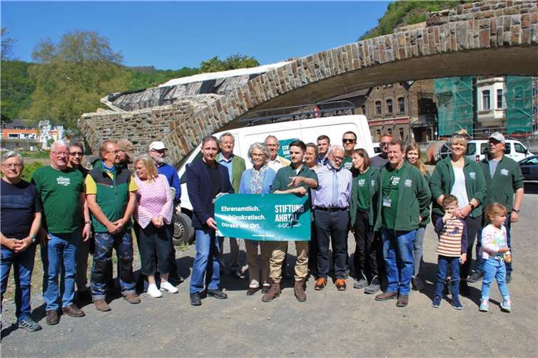 Vorstellung der Stiftung Ahrtal: Beirat, Botschafter, Helfer und Geschäftsführer vor der Brückenruine in Altenahr.  Fotos: GS