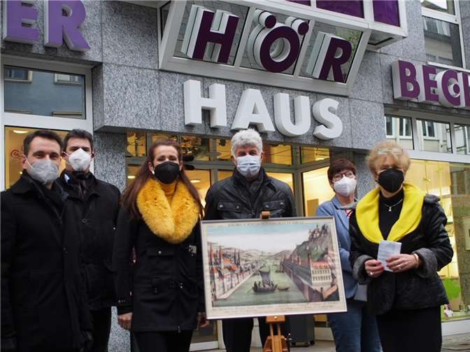 Vorstellung der neuen Grußkarte von BECKER Hörakustik: v.l. OB David Langner, Dr. Matthias von der Bank (Mittelrhein-Museum), Eva Keil-Becker (Geschäftsleitung BECKER-Hörakustik), Wolfgang Leonhard (BECKER-Hörakustikmeister), Dr. Christine Goebel (Landeshauptarchiv Koblenz), Brigitte Hilgert-Becker (Geschäftsleitung BECKER Hörakustik).Quelle: BECKER-Hörakustik