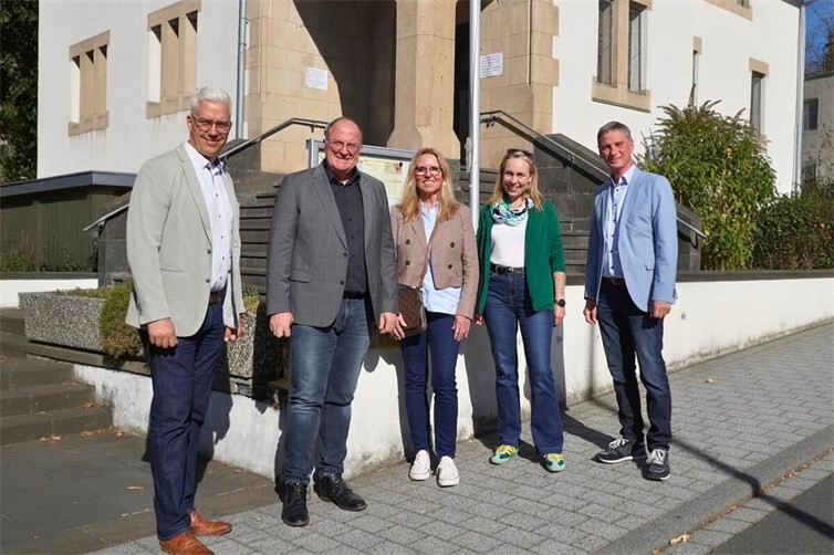 Vorstellung der neuen Kontakt- und Informationsstelle in Adenau (von links): Dominik Gieler, Bürgermeister der Verbandsgemeinde Altenahr, Guido Nisius, Bürgermeister der Verbandsgemeinde Adenau, Claudia Hornbach-Beckers, Fachbereichsleiterin Jugend, Soziales und Gesundheit der Kreisverwaltung Ahrweiler, Kerstin Andersch von den v. Bodelschwinghschen Stiftungen Bethel sowie Michael Porz, Abteilungsleiter Soziales der Kreisverwaltung Ahrweiler.
