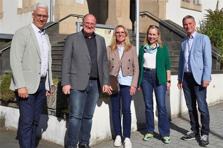 Vorstellung der neuen Kontakt- und Informationsstelle in Adenau (von links): Dominik Gieler, Bürgermeister der Verbandsgemeinde Altenahr, Guido Nisius, Bürgermeister der Verbandsgemeinde Adenau, Claudia Hornbach-Beckers, Fachbereichsleiterin Jugend, Soziales und Gesundheit der Kreisverwaltung Ahrweiler, Kerstin Andersch von den v. Bodelschwinghschen Stiftungen Bethel sowie Michael Porz, Abteilungsleiter Soziales der Kreisverwaltung Ahrweiler.