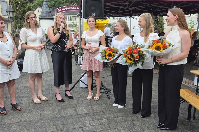 Vorstellung der neuen Weinkönigin Dernauer 2026/2027, Nadin Laukert und ihre Prinzessinen Sarah Laukert und Lara Heimermann beim Dernau Ässelsklaaf mit Empfang durch die amtierende Weinkönigin Carla Poppelreuter. Begrüßung durch WeinKulturDorf Dernau e. V., Ingrid Näkel-Surges und Elke Surges. Begrüßung und Dank durch den Dernauer Bürgermeister David Fuhrmann