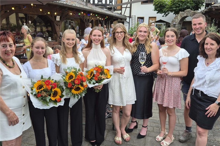 Vorstellung der neuen Weinkönigin Dernauer 2026/2027, Nadin Laukert und ihre Prinzessinen Sarah Laukert und Lara Heimermann beim Dernau Ässelsklaaf mit Empfang durch die amtierende Weinkönigin Carla Poppelreuter. Begrüßung durch WeinKulturDorf Dernau e. V., Ingrid Näkel-Surges und Elke Surges. Begrüßung und Dank durch den Dernauer Bürgermeister David Fuhrmann