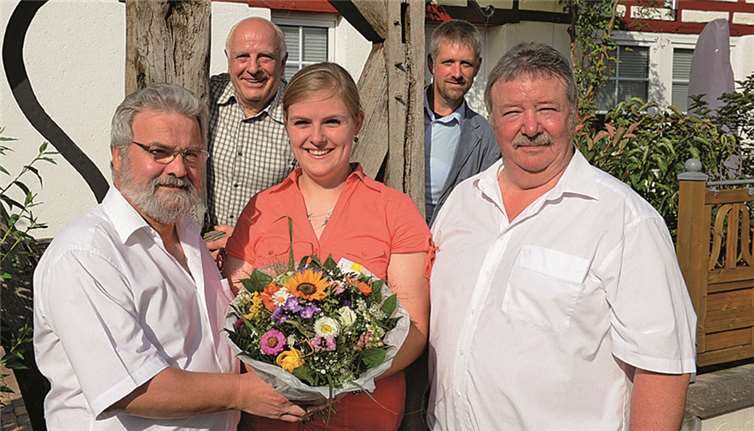 Vorstellung der neuen Weinkönigin (v. l.): Bacchus Bernd Walther, Erwin Schumacher, die neue Weinkönigin Jennifer Schwab, Heinz Kurth und Arbeitskreisvorsitzender Hans Karl Schmitz. FIX