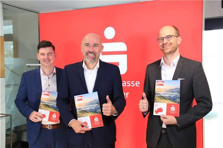 Vorstellung des Immobilienmarktberichtes: Guido Mombauer (Mitte) mit Rolf Eberle (rechts) und Niklas von Pelken.  Fotos: GS