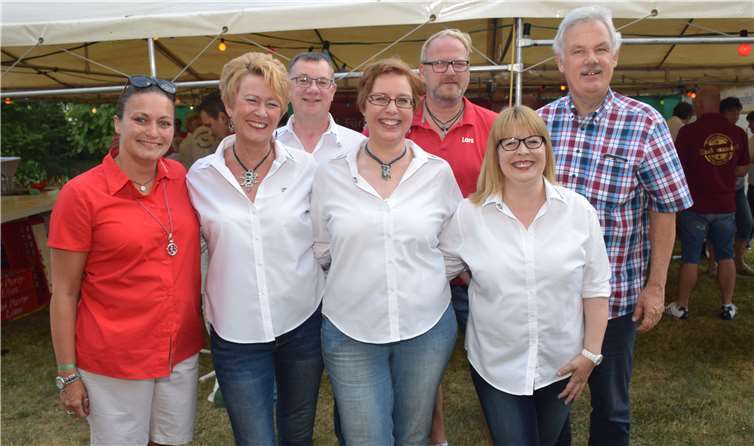 Vorstellung des Power-Dreigestirns (v. l.): Gro-Rhei-Ka-Vorsitzende Astrid Faßbender, Petra Schimdt, Jörg Nawrath, Sigrid Wiersberg, Lars Klier (Prinzengarde-Kommandant),Sabine Wiersberg und Bürgermeister Stefan Raetz. EICH