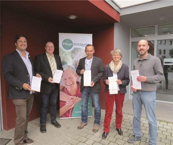 Vorstellung des neuen Flyers vor den Räumen des Pflegestützpunktes (v.l.n.r): Rafael Sorbilli (Heimleiter Villa am Buttermarkt), Guido Nisius (Bürgermeister der Verbandsgemeinde Adenau), Friedhelm Benner (Pflegestützpunkt Adenau), Katharina Steinich (Fachzentrum Demenz) und Frank Weidenbach (Pflegestützpunkt Adenau). privat