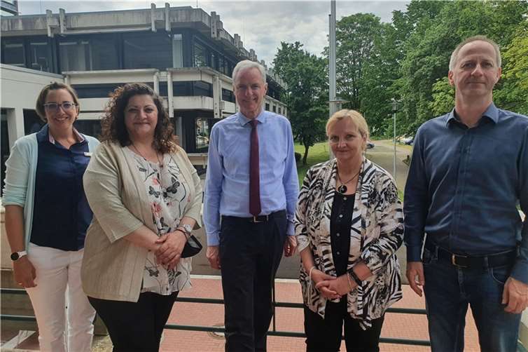 Vorstellung von Gülden Gasdallah, Case-Managerin KIM für Alfter und Swisttal (2.v.li.), mit Antje Dinstühler, Leiterin KI, Dr. Rolf Schumacher, Bürgermeister der Gemeinde Alfter, Monika Erfling, Sozialamtsleitung Gemeinde Swisttal, Markus Jüris Sozialamtsleiter Gemeinde Alfter (v.l.n.r.). Foto: Rhein-Sieg-Kreis