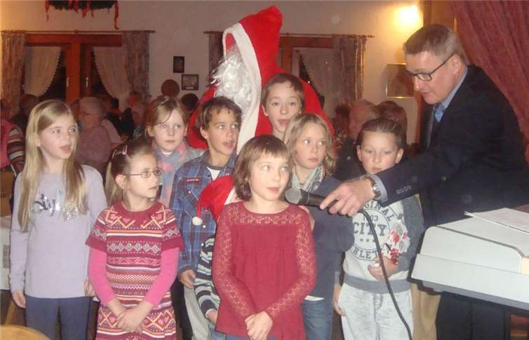 Vorträge und Gedichte der Kinder erfreuten die Senioren und ließen Erinnerungen an frühere Jahre oder auch die eigene Kindheit aufkommen. Auch der Nikolaus kam zu Besuch.