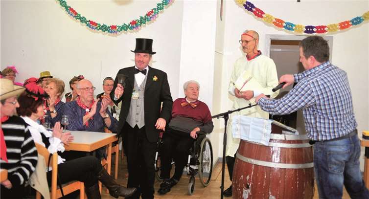 Vorträge und Sketche erheiterten die anwesenden Senioren. RÜ