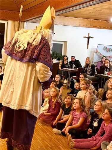 Vorweihnachtliche Freude: eine gelungene Feier mit Herz und Tradition.