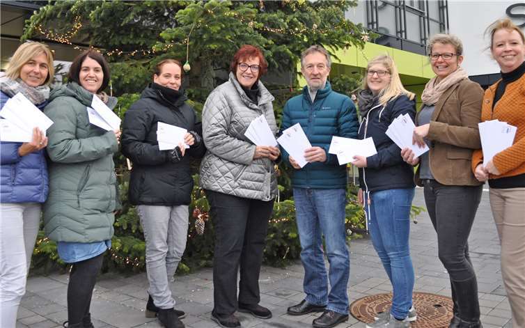 Vorweihnachtliche Geschenkübergabe vor dem Rathaus, von links: Monika Spittel, Anke Breuer, Katja Schmidt, Barbara Heymann, Jürgen Elsen-Bollig, Desiree Weiß, Julia Hahn und Christine Hilger. Foto: Stadt Meckenheim