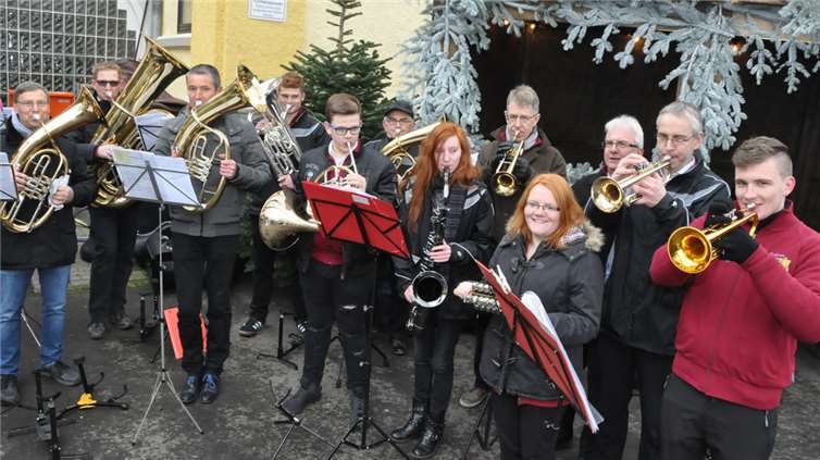 Vorweihnachtliche Musikanten sorgtenfür die passende musikalische Unterhaltung.