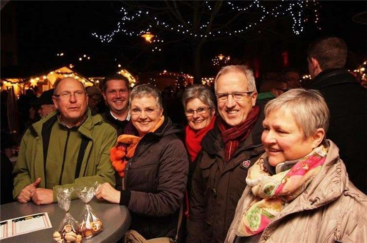 Vorweihnachtliche Stimmung beim Weihnachtszauber in Höhr-Grenzhausen (v.r.): Barbara Specht, Landtagsabgeordneter Josef Dötsch mit Ehefrau Roswitha, Ursula Schmitt, Fraktionsvorsitzender der Stadt, Benedikt Specht, und Winfried Mathy. privat