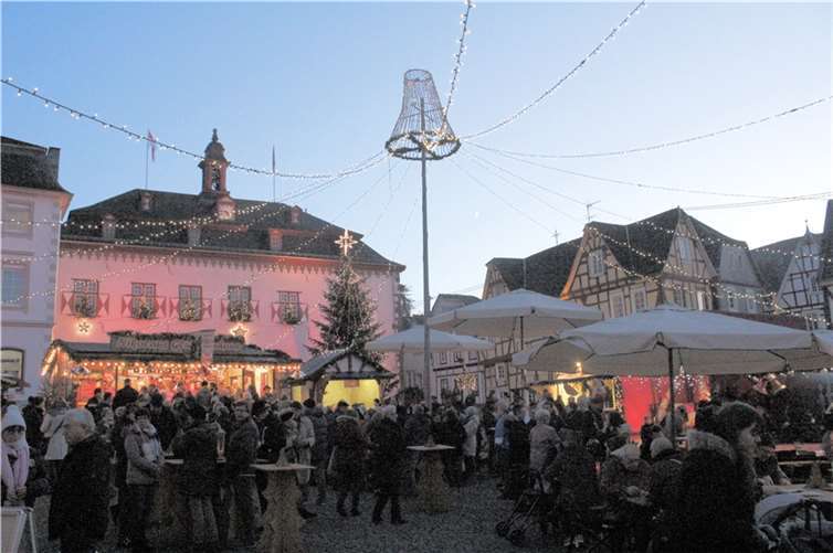 Vorweihnachtliche Stimmung herrschte am ersten Adventswochenende unter der großen Lichterkrone. 