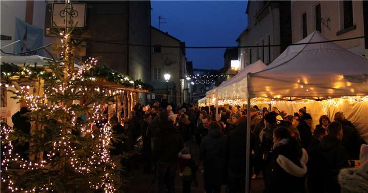 „Adventsjeföhl“ im Schatten von St. Mauritius Vorweihnachtliche Stimmung im historischen Heimersheimer Ortskern.