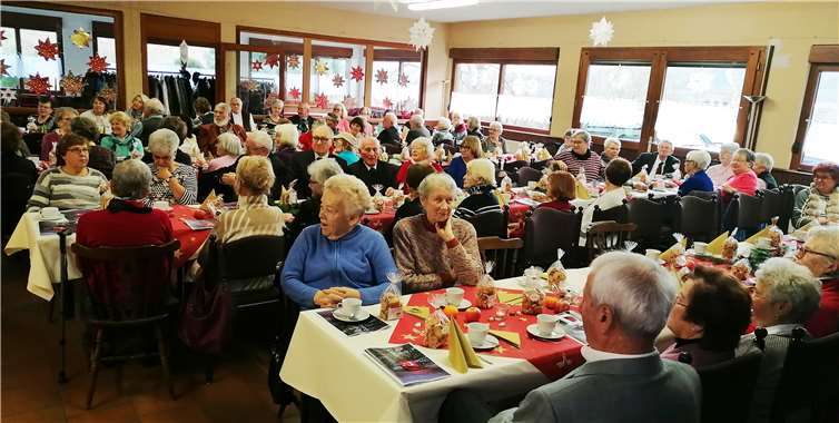 Vorweihnachtliche Stimmung und viel Klaaf gab es bei den Senioren in der Schützenhalle. Foto: BL