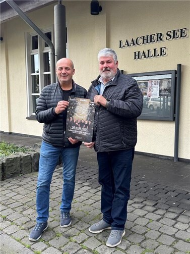 Vorweihnachtliche Vorfreude von Jürgen Mittler (links), Organisator der „Kölschen Weihnacht“ in Mendig, und Stadtbürgermeister Achim Grün: Die bereits ausverkaufte „Kölsche Weihnacht“ wird in Mendig unter anderem von der Stadt präsentiert.  Foto: Stefan Pauly/VG-Verwaltung Mendig