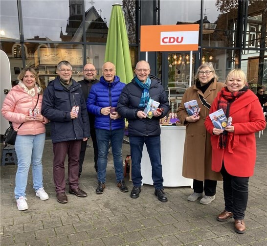 Vorweihnachtlicher CDU-Infostand in Linz.  Foto: Dennis Swirsky