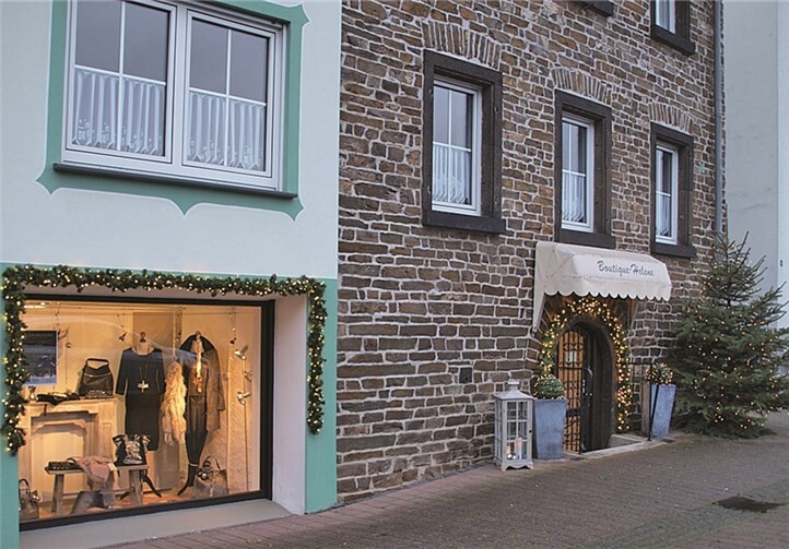 Vorweihnachtliches Ambiente vor und in der Modeboutique Helene in Löf.