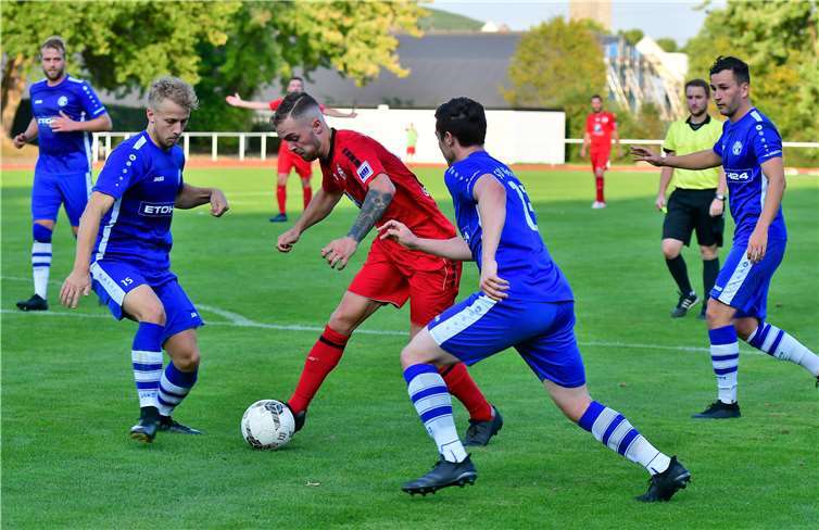 Vorzeitiges Saisonende für Paul Gemein (am Ball) und den Ahrweiler BC. Foto: Wolfgang Schade