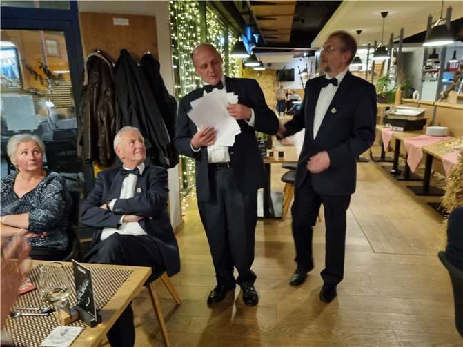 V.r.: 1. und 2. Vorsitzender unterhalten die Geburtstagsgesellschaft mit ihren Beiträgen.Fotos: privat