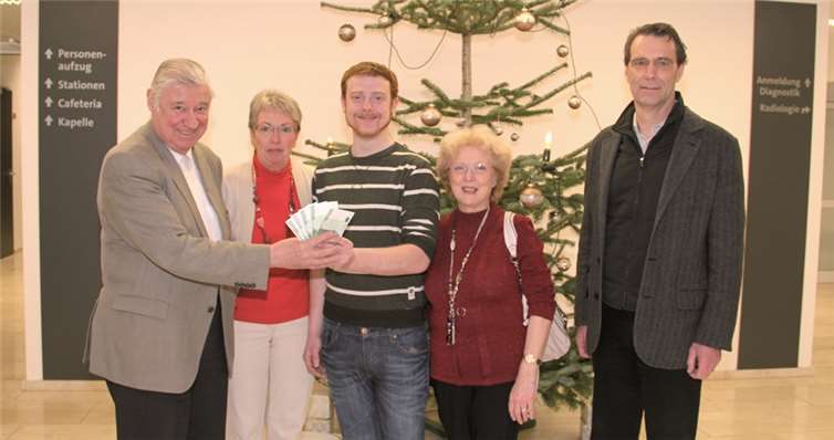 (V.r.) Ärztlicher Direktor Dr. Joseph Spanier, Elke Simons und ihr Sohn Christoph, Schriftführerin des Fördervereins Anita Zimmermann und Vorsitzender des Fördervereins des Krankenhauses Maria Hilf, Dr. Gerhard Kreuter.  Privat