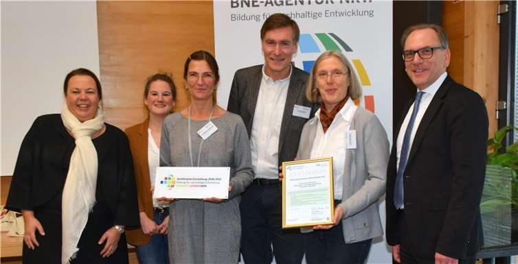 (V.r.): Andreas Mucke, OB Wuppertal, Jutta Hasselbach, Leiterin Naturparkzentrum Himmeroder Hof, Frank Scheer, stellv. Geschäftsführer Naturpark Rheinland, Dr. Mareike Czerwinski, Naturparkzentrum Himmeroder Hof, Anja Hilke, Landeskoordinatorin BNE-Zertifizierung NRW, Ursula Heinen-Esser, Umweltministerin NRW. Foto: Martina Wengelinski