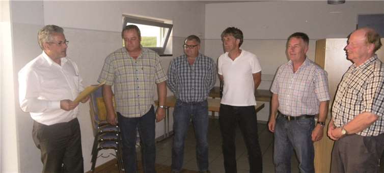 (V.r.) Bürgermeister Albert Jung, Ortsbürgermeister Günter Urwer, Gerhard Röhrig mit den Ratsmitgliedern Georg Henzgen, Günter Ternes und Michael Seul.  Privat