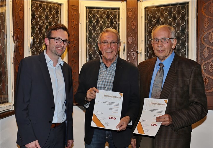 (V.r.): CDU-Vorsitzender Michael Korden gratuliert Peter Nett und Anton Schäfer zum 40-jährigem Parteijubiläum.Foto: Dreschers