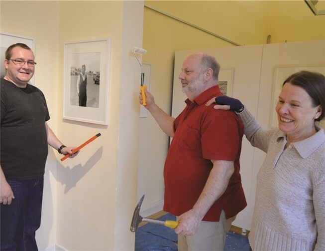 (V.r.) Claudia Kroth sowie die Mitarbeiter des Stadtmuseums Michael Posinski und Guido Seibert bauen die Fotoausstellung auf.  privat