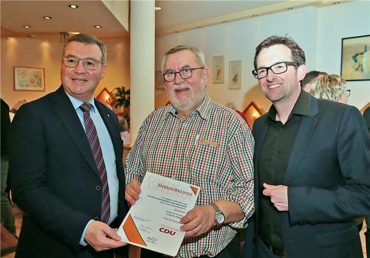 V.r.: Der CDU-Kreisvorsitzende MdL Horst Gies und der Vorsitzende des CDU-Gemeindeverbandes Adenau Michael Korden gratulieren Udo Stratmann zum 50-jährigen Parteijubiläum.Foto: Werner Dreschers