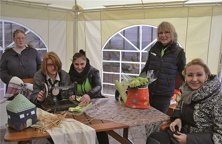 (V.r.) Direktorin Regina Freisberg und Ute Thönnes, Bereichsleiterin Hauswirtschaft, waren begeistert vom handwerklichen Geschick der Mädels aus der Mendiger Gruppe.Einfach klasse waren die Blumenvasen aus Stoff und in Gestalt einer Gießkanne.