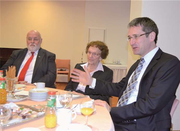 (V.r.) Fraktionssprecher Hendrik Hering, Gisela Kanter und Landtagsabgeordneter Dieter Klöckner