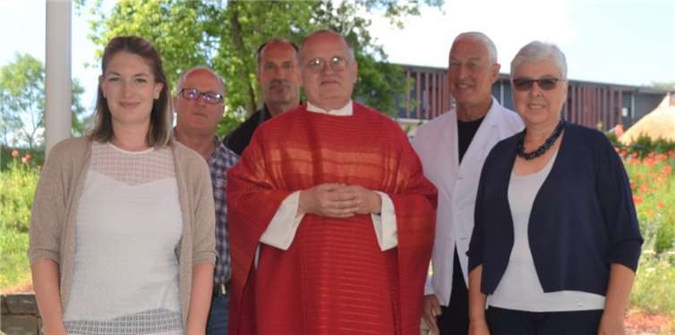 (V.r.:) Gertrud Hüttges (Heimleitung) und Professor Dr. Wolfram Haymann(Vorsitzender der Altenzentrum-Sankt-Stephan-Stiftung) sowie (v.l.) Diana Petrekund Georg Breit von der Heimleitung und Geschäftsführer Thomas Weber freuen sich über die seelsorgerischeUnterstützung durch Pastor Andreas Lenz, der sich schon gut in Andernach eingelebt hat. Foto: E.T. Müller