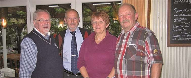 V.r.: Horst Joachim Eiser, Elke Römer, Bußfahrer Hermann, Vorsitzender Joachim Senger. privat