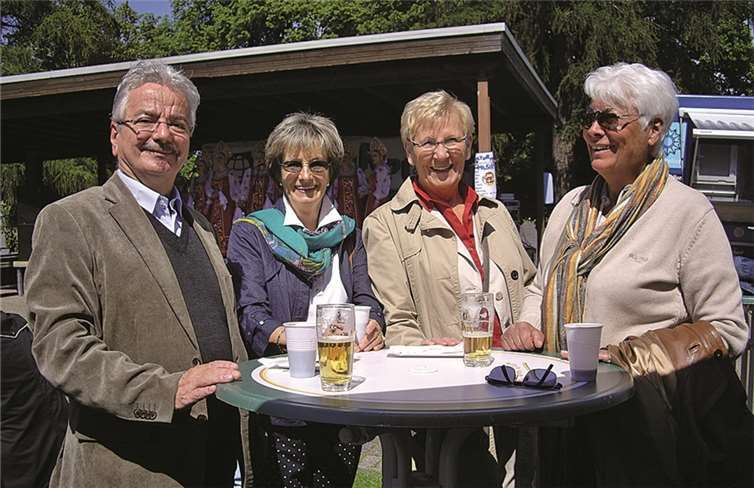 (V.r.) Inge Lewerenz, Anneliese Schwickert, Gertie Buhr-Schmidt und Bernd Lang. Auf der Bühne im Hintergrund die Euskirchener Folkloregruppe „Russische Seele“.  Privat