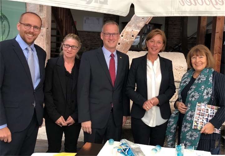 (V.r.) Jörn Freynick, Tamara Vogt, Karsten Logemann, Ministerin Yvonne Gebauer, Jana Rentzsch.privat
