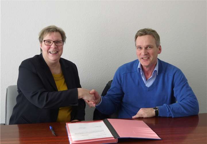 V.r.: Johannes Brünker und Bürgermeisterin Petra Kalkbrenner besiegelten die Vereinbarung per Handschlag.privat