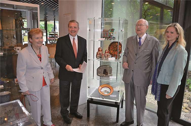 V.r.: Kreisarchivarin Dr. Claudia Arndt, Ehrenlandrat Dr. Franz Möller, Landrat Frithjof Kühn und Ilse Möller, Gattin von Ehrenlandrat Dr. Franz Möller.privat