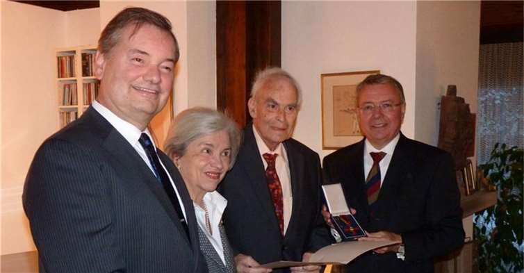 V.r.: Landrat Frithjof Kühn, Dr. Wolfgang Linckelmann, Ehefrau Françoise Linckelmann und Karsten Fehr, Bürgermeister der Verbandsgemeinde Unkel.