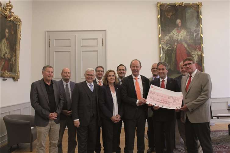 (V.r.) Landrat Sebastian Schuster und Oberbürgermeister Jürgen Nimptsch nehmen von Dr. Hermann Tengler, Präsident RC Bonn-Siegburg, weiteren Präsidenten und Berufsdienstbeauftragten der Bonner Rotary Clubs 5000 Euro entgegen.privat