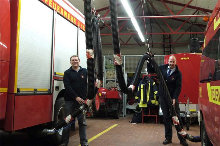 V.r.: Löschgruppenführer Heinz-Josef Kessel der Löschgruppe Heimerzheim und sein Stellvertreter Frank Schneider zeigen die Schläuche der Abgasabsauganlage.Gemeinde Swisttal