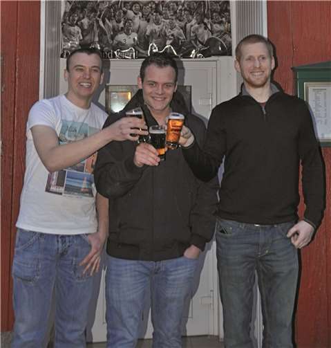 (V.r.) Lukas Oberhausen, Hauptmann 2015, der frisch gewählte „Hauptmann 2016“ Andreas Hilger und der neue Nachthauptmann, Christian Asch, stoßen auf ein erfolgreiches Kirmesjahr 2016 an. MT