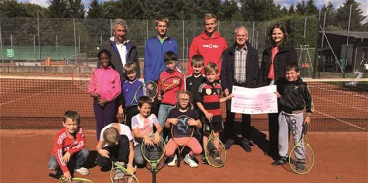 V.r. Nina Liesenhoff von der Kreissparkasse Köln übergibt Scheck an Schatzmeister Robert Datzer.privat