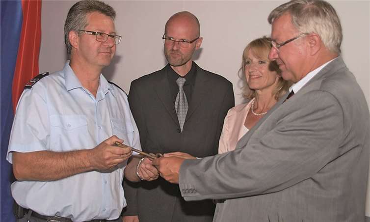 V.r.: Oberbürgermeister Joachim Hofmann-Göttig übergab den Schlüssel an Einheitsführer Jens Vogel.US